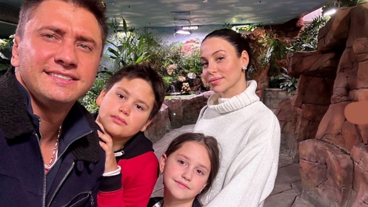 Павел Прилучный с Зепюр Брутян, сыном Тимофеем и дочкой Мией. Фото: соцсети