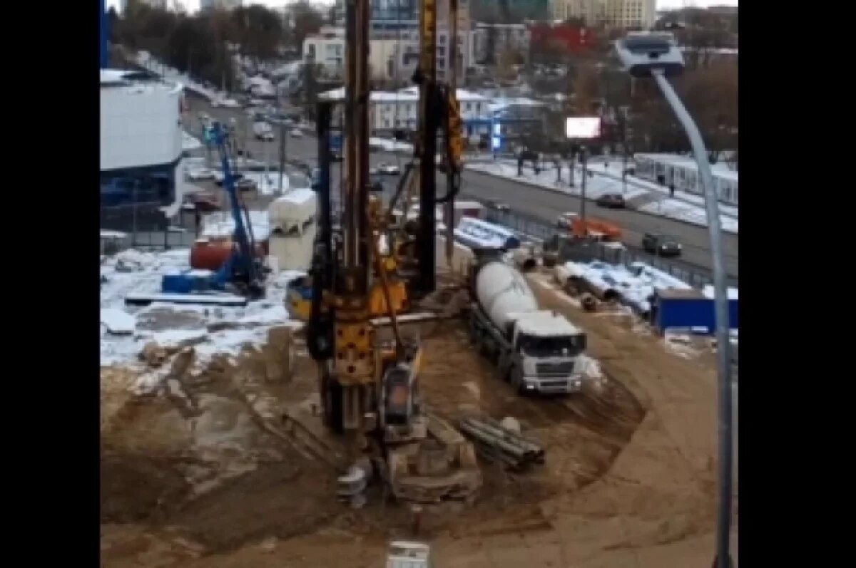    100 свай установили на стройплощадке метро на улице Белинского