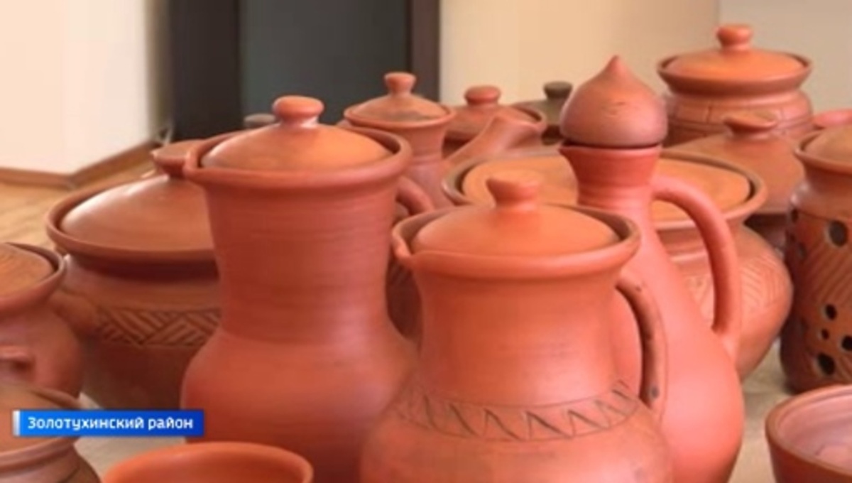    В Коренной пустыни открылась выставка курского гончара Владимира Холчёва