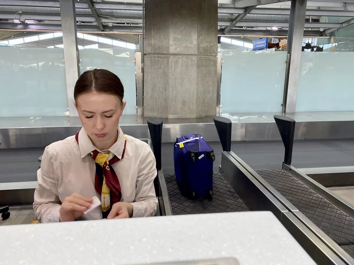    Багаж зарегистрируют до конечного пункта и повесят на него желтую бирку transit. Фото АТОР.