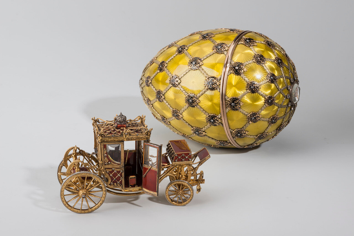 Пасхальное яйцо «Коронационное». Санкт-Петербург, 1897. Фирма Карла Фаберже, мастер Михаил Перхин, миниатюрную карету изготовил Георг Штейн. Собрание Музея Фаберже
