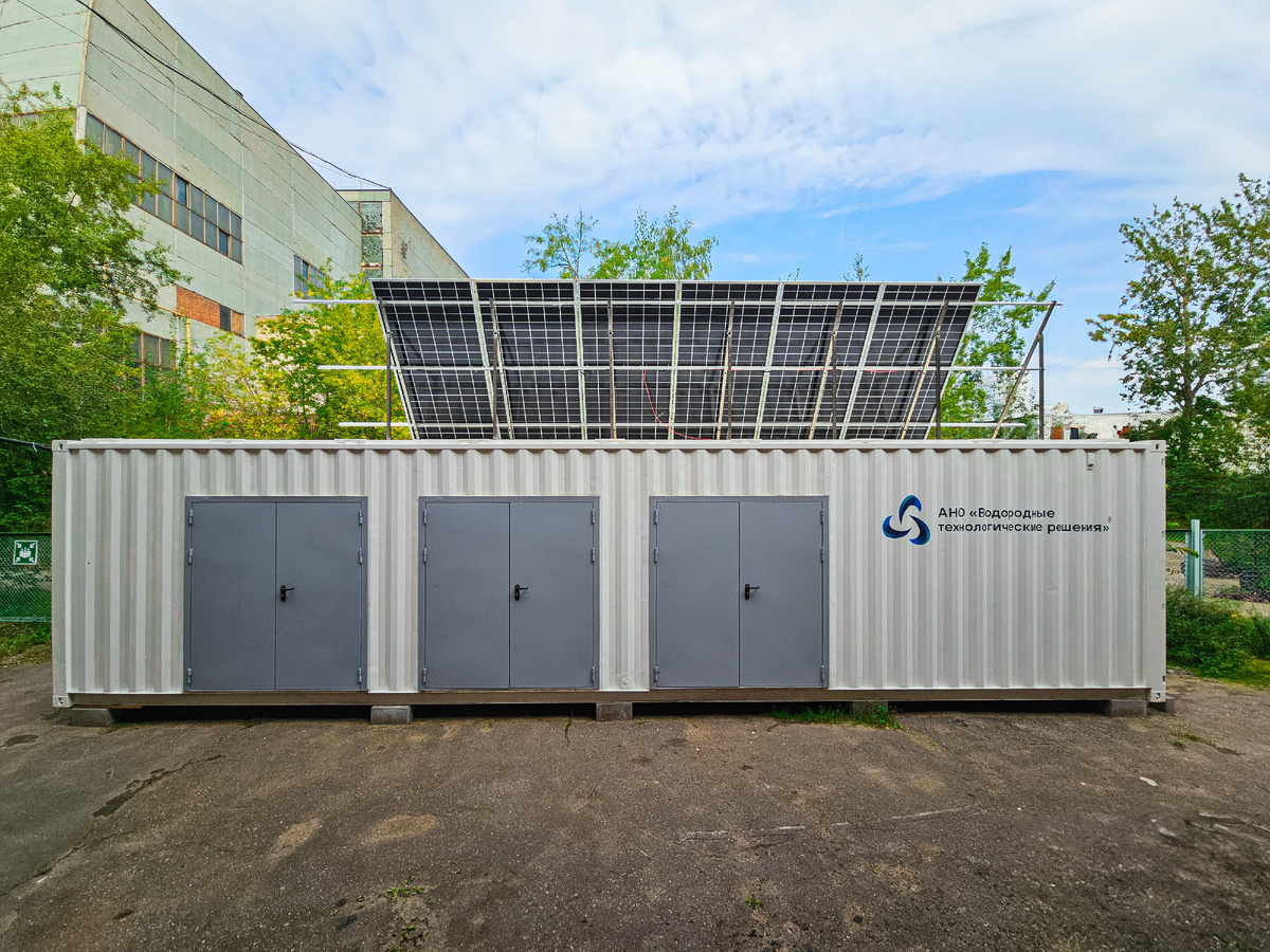 Рис.  Прототип автономного гибридного энергомодуля (АГЭМ-1) установленной мощностью 30 кВт