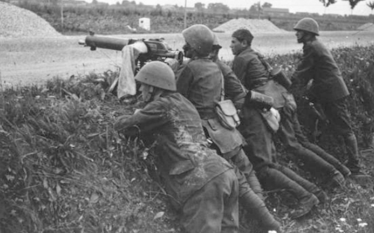 Чехословацкие солдаты во время учений со станковым пулёметом vz. 24.