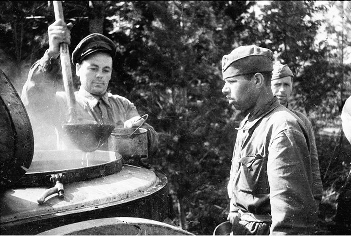 Как вражеский солдат пристроился к советским бойцам на раздаче еды. Что с ним сделал повар, когда "раскусил"