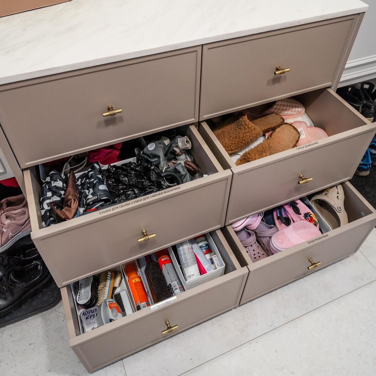 Комод, в котором у каждого ящика свое наполнение 