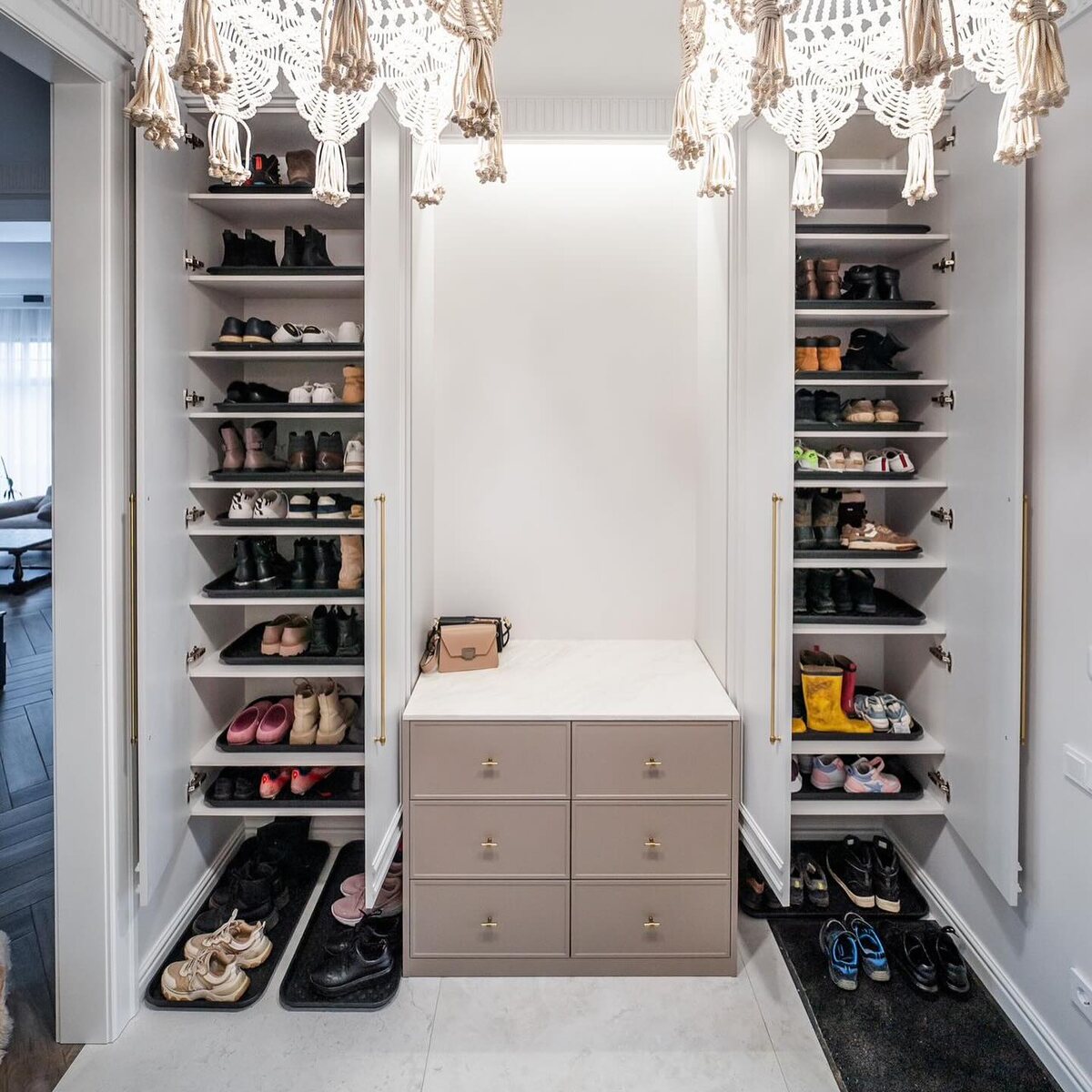 Подвесные шкафы для сезонной обуви 