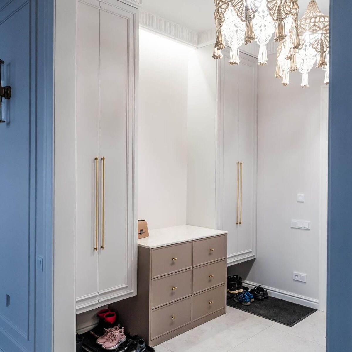 Внизу предусмотрено место для того, чтобы разуться и поставить грязную обувь 