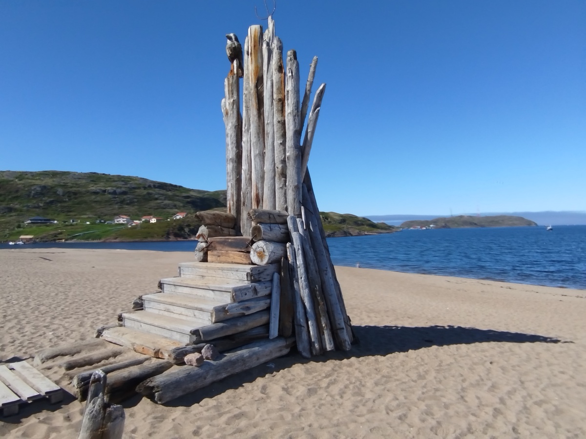 Трон на пляже в Териберке