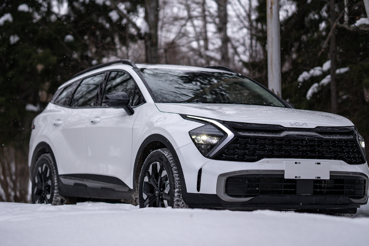 Одной из ярких визуальных характеристик Kia Sportage 5-го поколения являются его светодиодные ходовые огни в форме «бумерангов». 