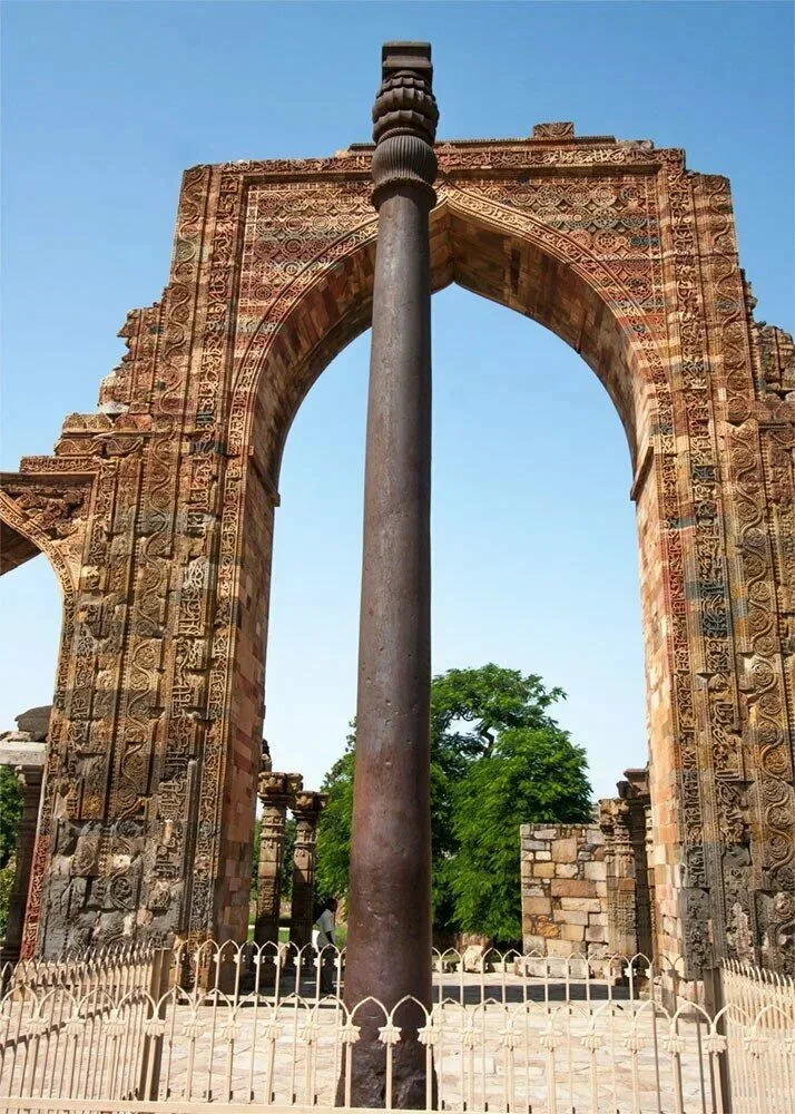 Железная колонна в Дели — железная колонна высотой семь метров и весом в шесть с половиной тонн, входящая в состав архитектурного ансамбля Кутб-Минара.