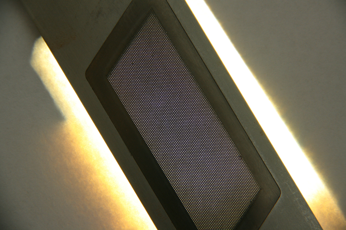 Рис. 1. Образец перфорации отверстий Ø 80 мкм в титане толщиной 0,8 мм