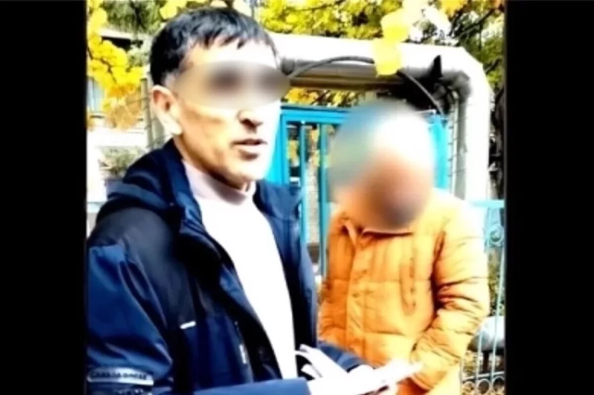    Мужчину, устроившего скандал, сняли очевидцы.