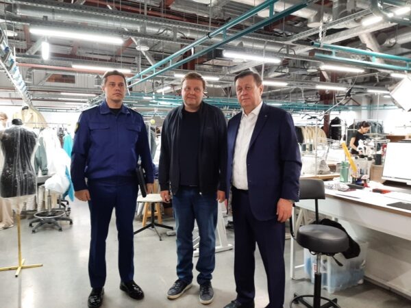 Прокурор Выборгоского района Петербурга Алексей Волков, основатель производства Pompa Николай Хохряков и бизнес-омбудсмен Петербурга Валерий Калугин на производстве Pompa