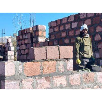 Но одно дело - староста, и совершенно другое – чиновник марзпетарана. Теперь мой давний знакомый всю дорогу убеждал нас в том, что во всей Гегаркуникской области мы не найдем и пяди земли, которая не обрабатывалась бы сельчанами. Мистика, однако ж, если учесть, что никаких законодательных, а уж тем более институциональных земельных реформ нынешние власти Армении хоть и обещали, но не провели. Впрочем, они много чего наобещали…