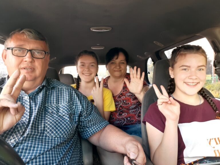 Первые пять минут знакомства девчонок с приемными родителями.