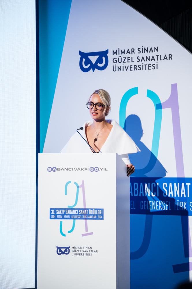 Выступает Мелиса Сабанджи Тапан (источник: diziler.com/haber/31-sakip-sabanci-odul-toreni-gerceklesti-39856)