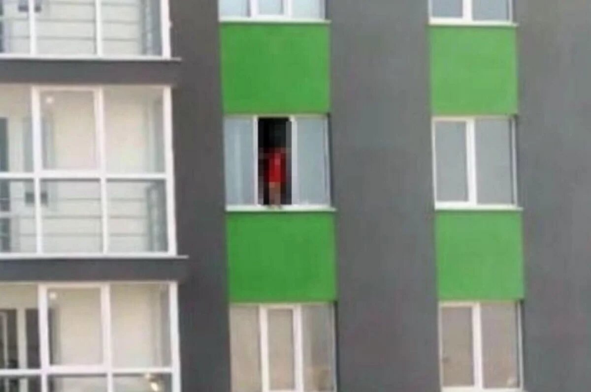    Пятилетний ребенок чуть не выпал из окна 6 этажа в Уфе