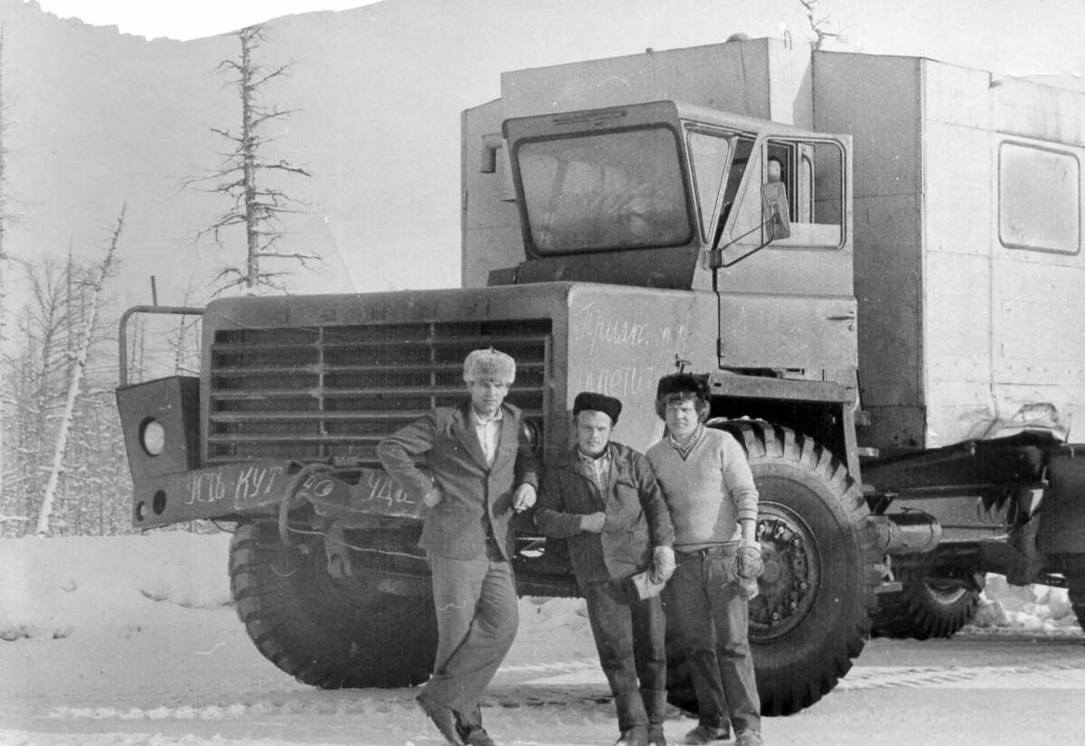 Фото автора. Знаменитая БелАЗ столовая. По дороге в Удачный после капитального ремонта в солнечном городе Ереван. Слева направо, Автор этих строк. Коля и Санёк.