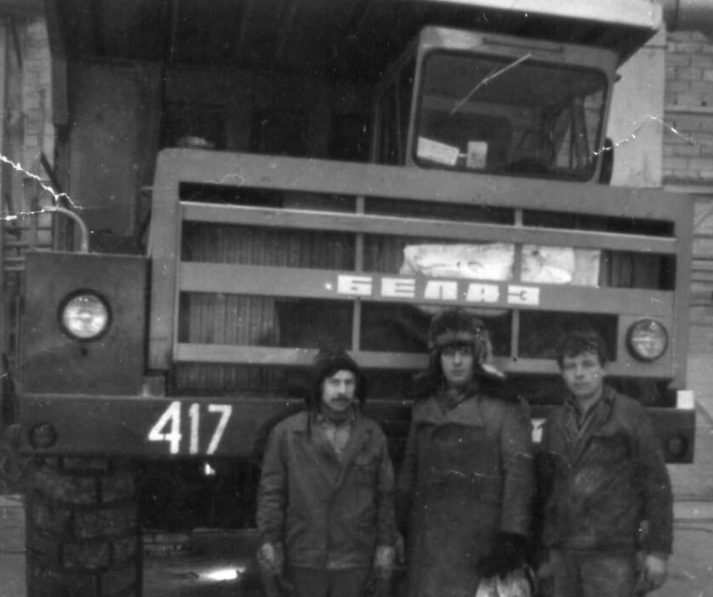 Фото автора. БелАЗ №417, вернулся из командировки, в родную автобазу. Готовимся поднимать вскрышные работы на вновь открывшемся карьере трубки "Юбилейная".  Слева, направо Женя, автор, и Вадим. Новый экипаж.