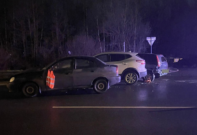Под Тверью женщина за рулем иномарки потеряла сознание и наехала на два автомобиля