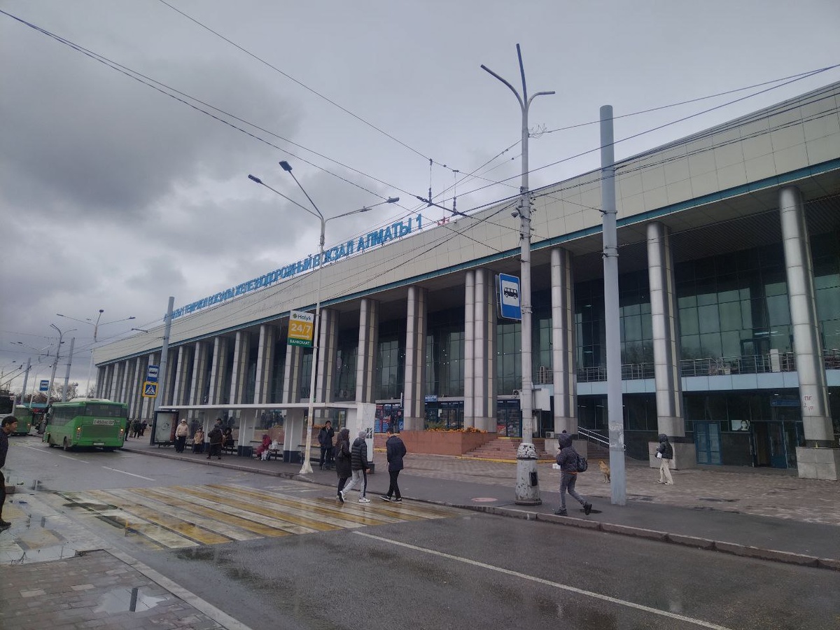 Это старейшая ж/д станция Алма-Аты, хотя и здание появилось лишь в 1976 г. Скорее всего, вы приедете именно сюда, так как вокзал этот транзитный и расположился на Турксибе.