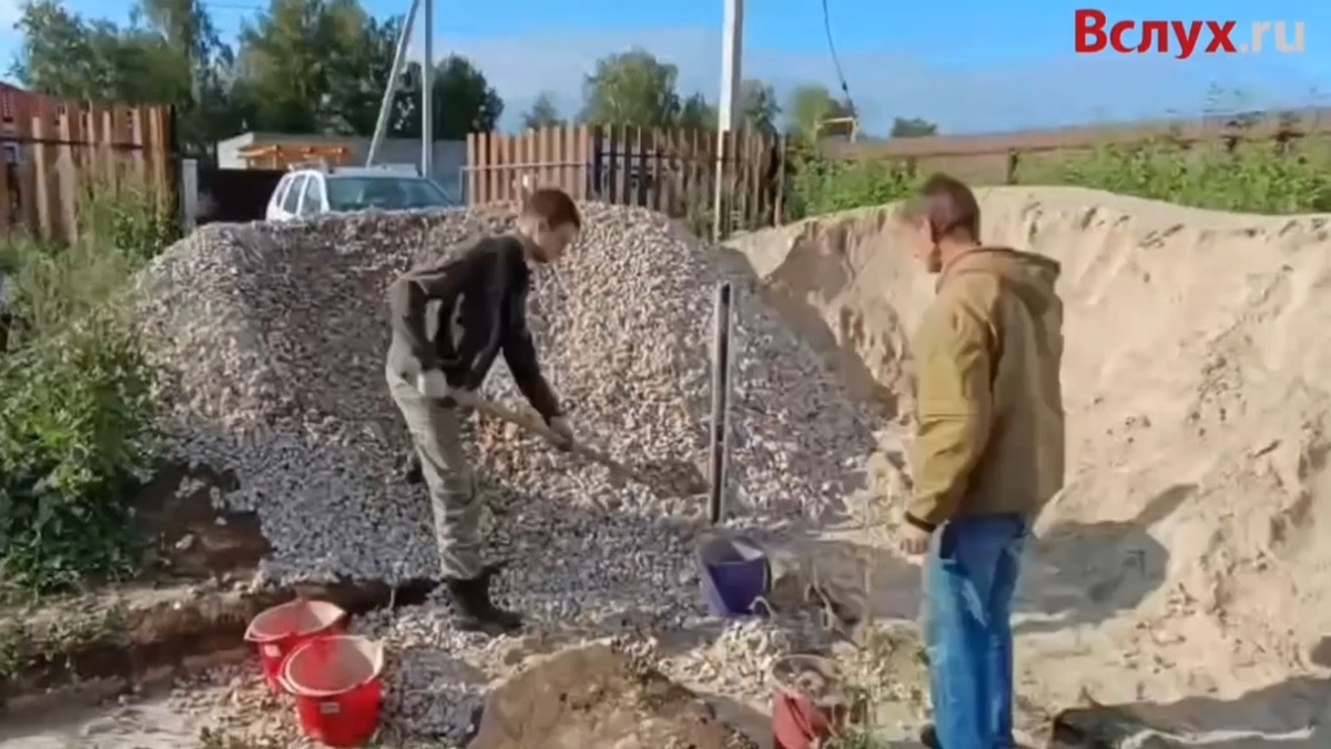 Вдвоем работа спорится, в помощники взял сына. 