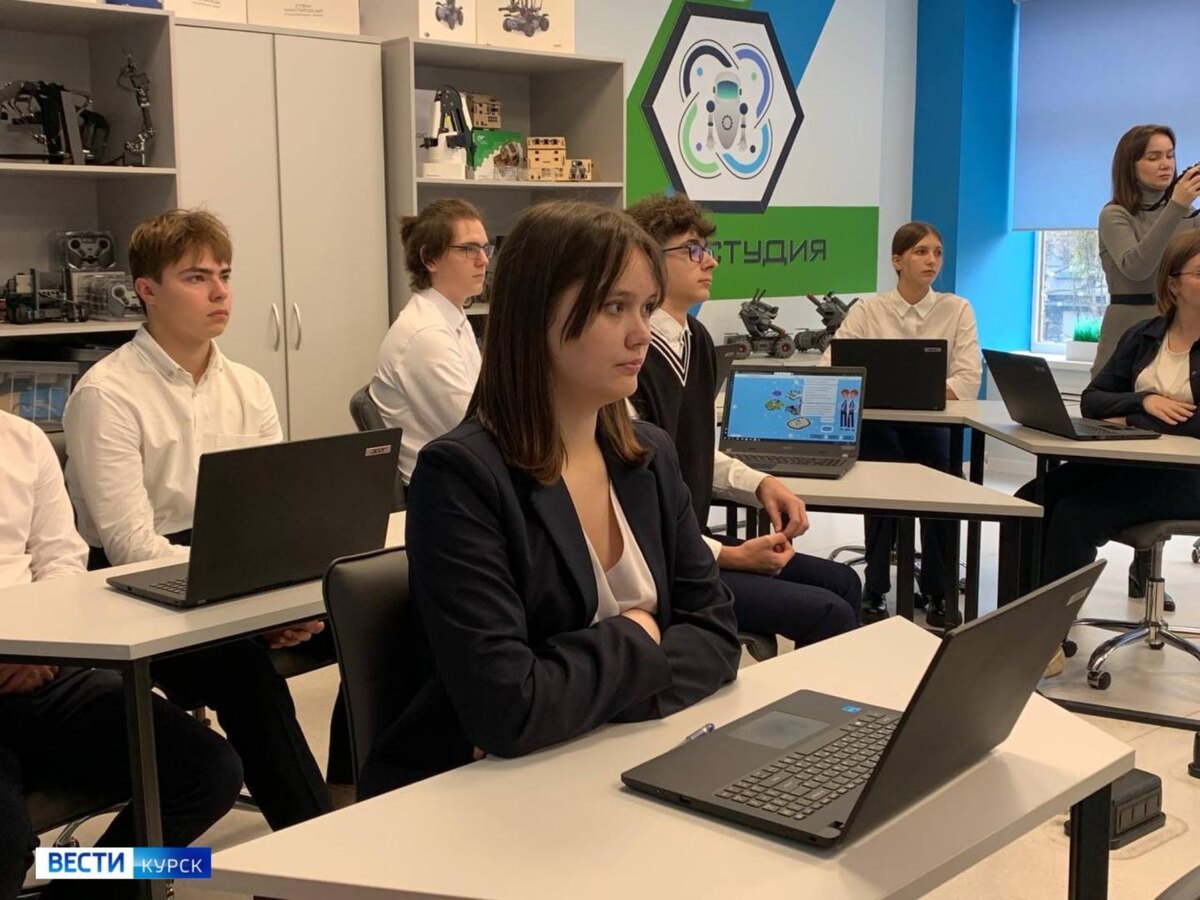    Курским школьникам рассказали о технологиях магазина приложений на «Уроке цифры»