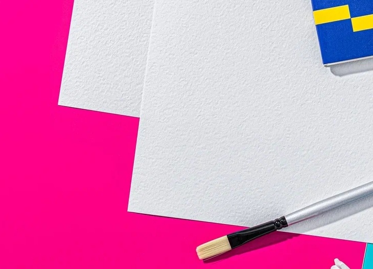 Для гуаши и акрила отлично подойдет бумага с текстурой холста или льна, которая придаст работе объем и глубину