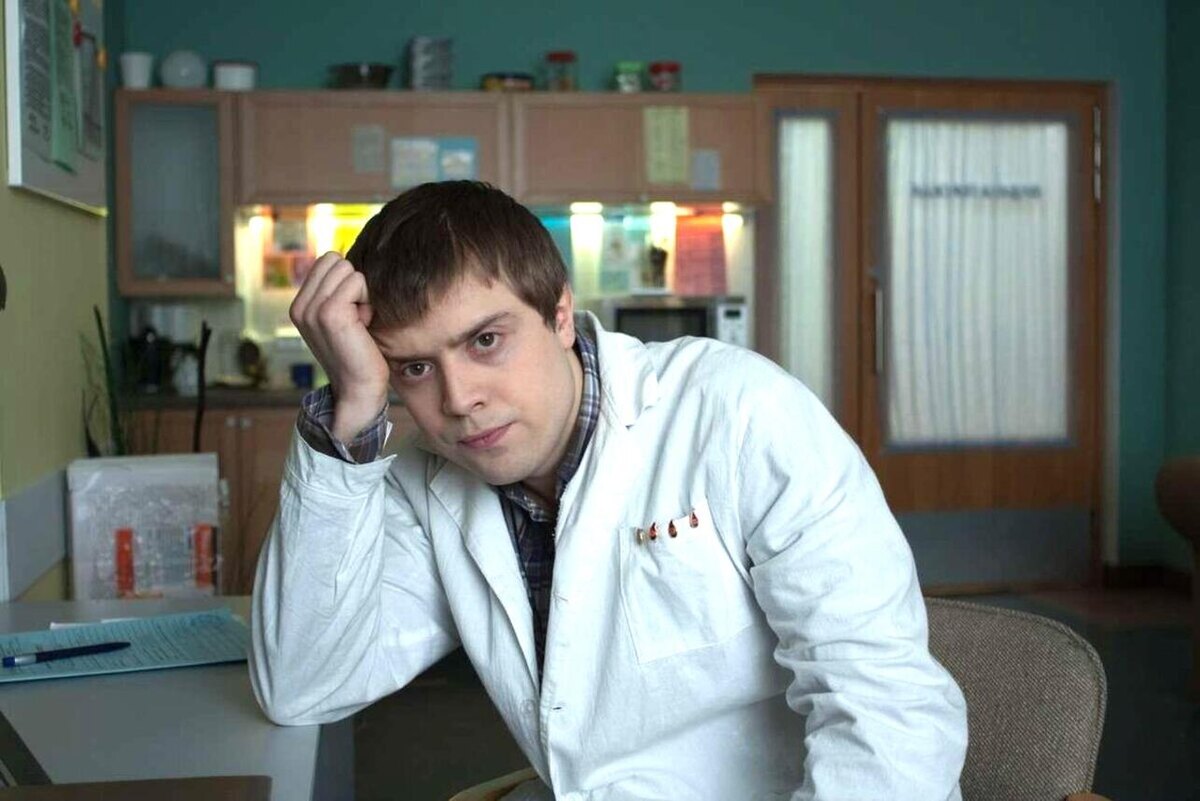    Александр Ильин в роли доктора Лобанова кадр из сериала "Интерны"