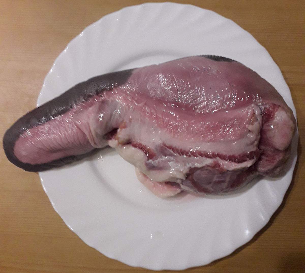 Фото 2. Язык для заливного; весит больше 1 кг, беру только половину, остальное идёт в другое блюдо (куда именно, опубликую в другой раз)
