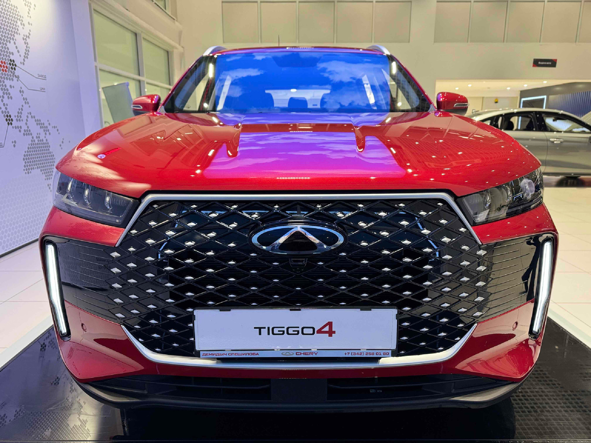 Решетка радиатора выполнена в ромбовидной форме и заполнена 3-d элементами