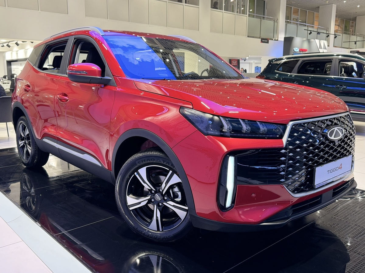 Цветовая гамма нового TIGGO 4 состоит из 5 цветов: глубокий черный, серебристый серый, искрящийся белый, стальной серый и огненно-красный.