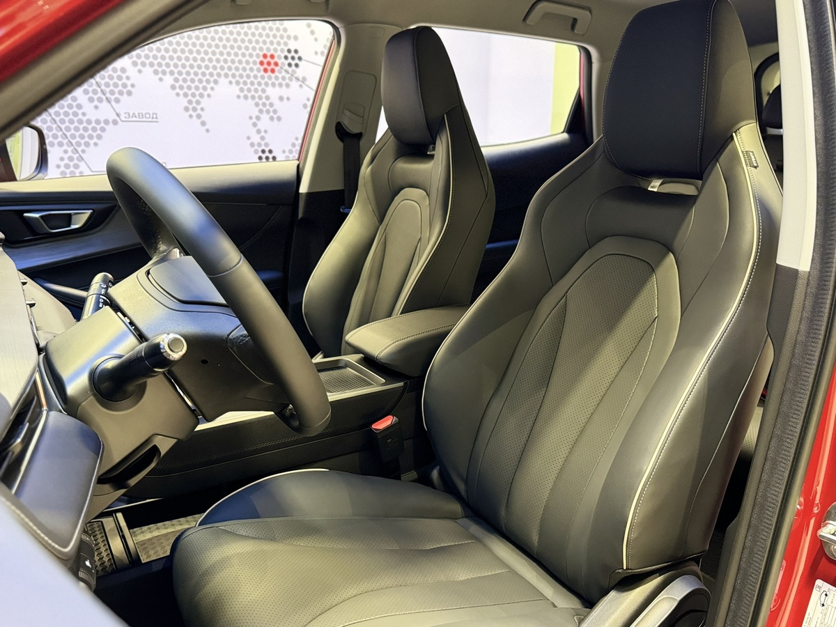 Сидения регулируются в шести направлениях и имеют четырёхстороннюю поясничную поддержку