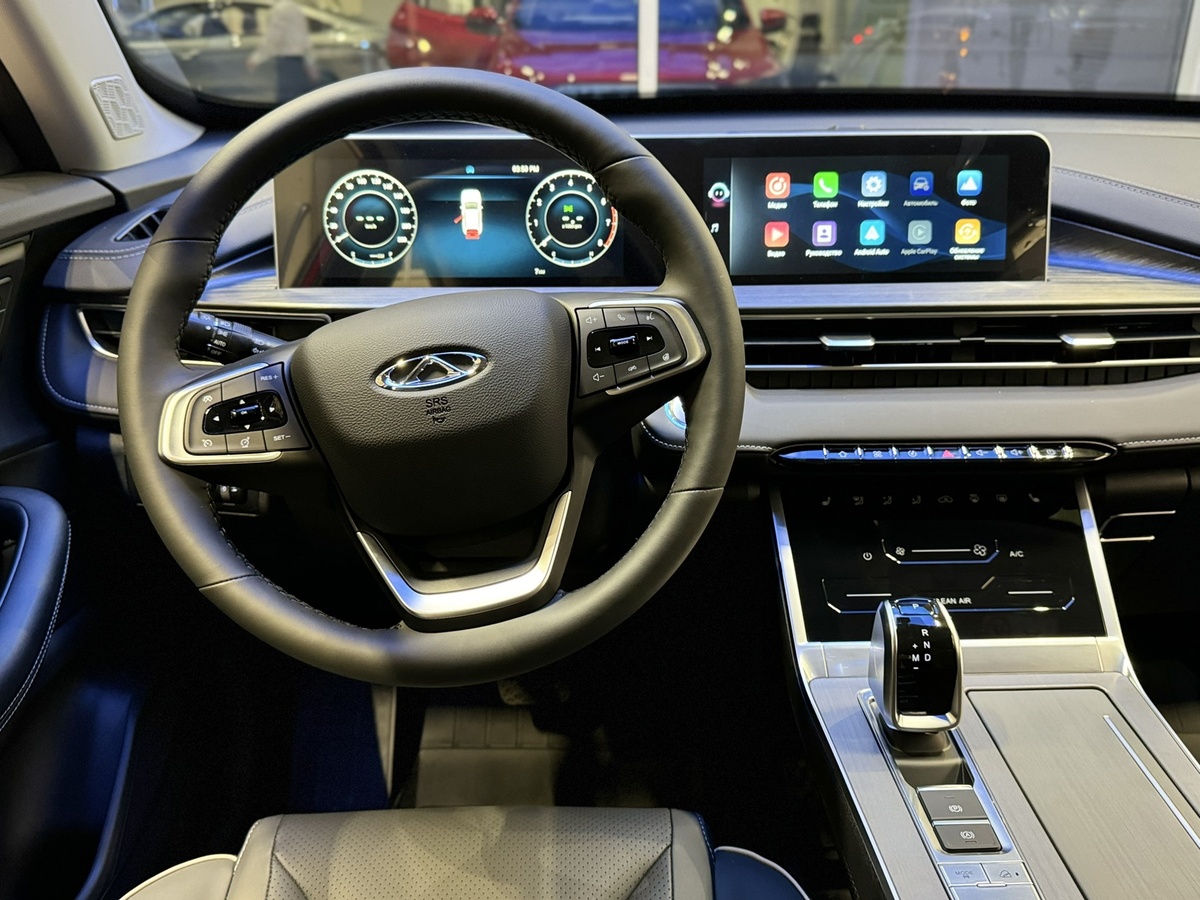 Автомобиль поддерживает беспроводное подключение к устройствам Android и Apple, а также оснащён беспроводным зарядным устройством мощностью 50 Вт, что обеспечивает постоянную зарядку ваших гаджетов.