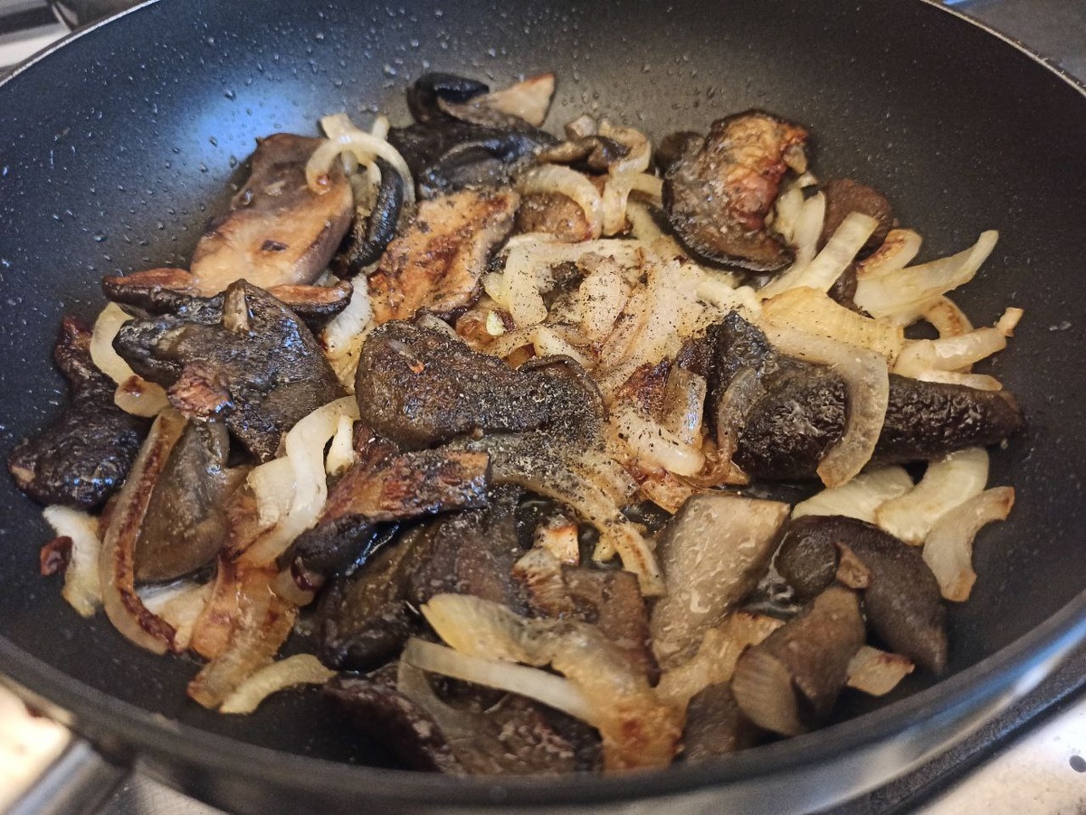 Жареные маслята с луком