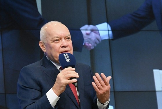    Дмитрий Киселев выступает на пленарном заседании «Современные медиа: от газет и журналов до искусственного интеллекта» III Медиафорума стран СНГ «Развитие медиа в меняющемся мире» в Москве