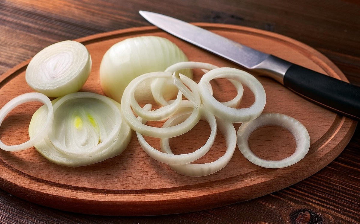 Лук больше не будет горчить: секреты правильной нарезки и приготовления / Фото: Pogovorim.by