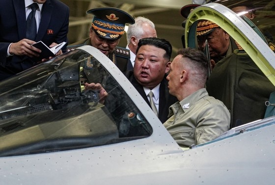    Ким Чен Ын осматривает многоцелевой истребитель Су-57 в цехе окончательной сборки самолетов Су-35 и Су-57 авиационного завода имени Ю. А. Гагарина в Комсомольск-на-Амуре