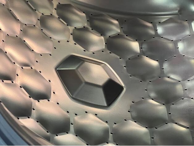 Сотовый барабан Miele InfinityCare оснащен 3D-маточниками для массажа одежды.