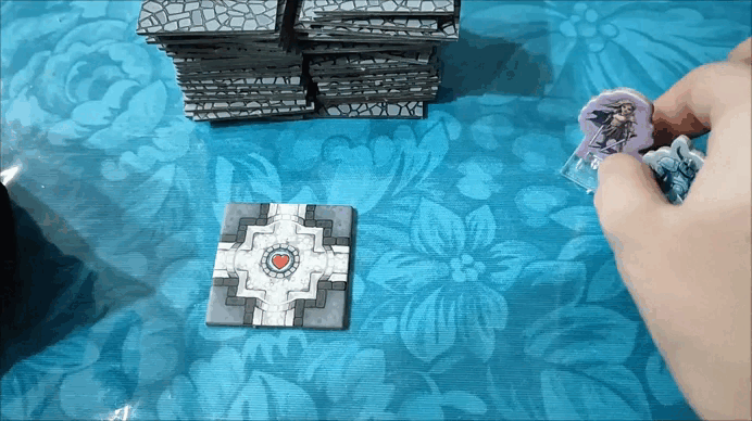 Сначала воину Хорану попался коридор, а потом комната. На комнате игрок достает из мешочка жетон. Удача! Там обнаружен сундук. Но пока у доблестного воина нет ключа к нему...