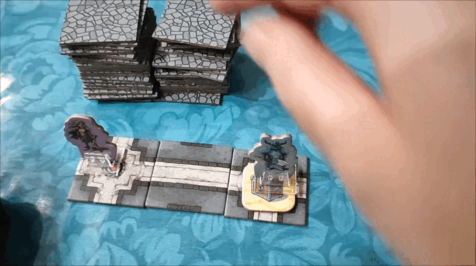 Воин Хоран открыл следующую комнату, там оказался скелет с силой 8. Воин смело бросает кубики, на них выпадает 4. Так как 4<8, воин потерпел неудачу: он получает ранение и отступает на шаг назад. Но Хоран не сдается и предпринимает новую атаку на гнусного скелета. Ура! Выпадает число 10, чудище побеждено. Переворачиваем тайл скелета, обнаруживаем там ключ и забираем его себе.