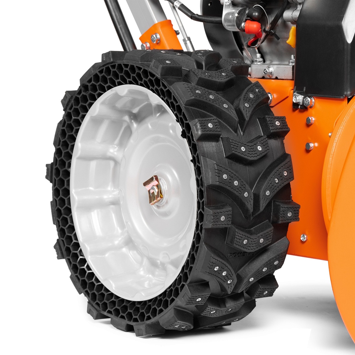 Шипованные колеса снегоуборщика - инновационное решение DAEWOO, не имеющее аналогов в России