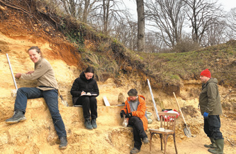 Изучение строения разреза карангатской морской террасы близ г. Гудауты. Автор фото: Иван Шереметьев