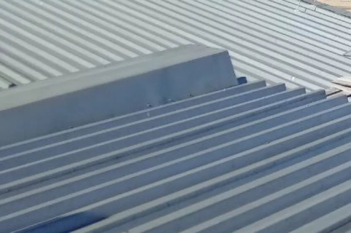    В мэрии Омска рассказали, кто виноват в том, что ветром снесло крышу