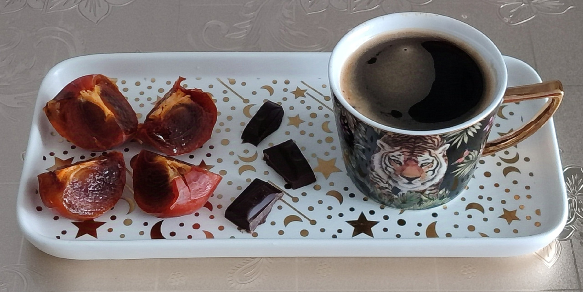 хурма 90г и шоколад 10г, кофе 120г