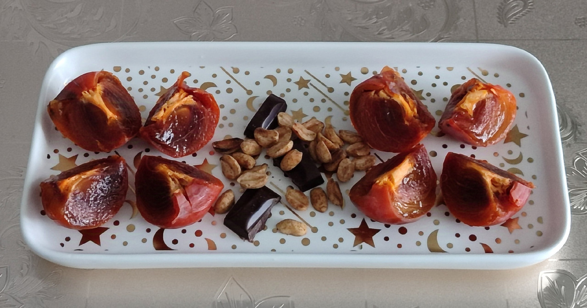 хурма 180г, шоколад 10г, арахис 10г, кофе 120г