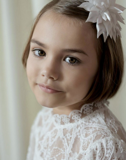 Паровозик из трех вагончиков ждет маму и папу