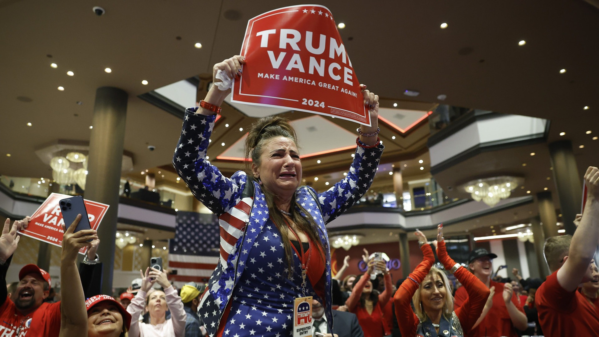 Сторонники Дональда Трампа следят за ходом подсчета голосов выборщиков. © KEYSTONE (EPA/Caroline Brehman)