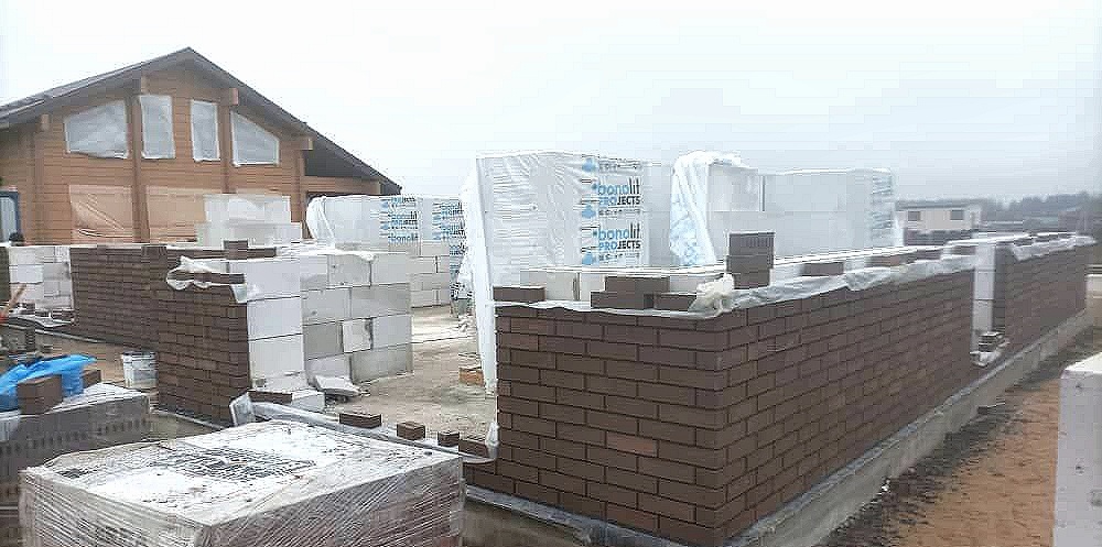 На строительной площадке КП «Зеландия» продолжаются работы по возведению одноэтажного дома «Лазурит»