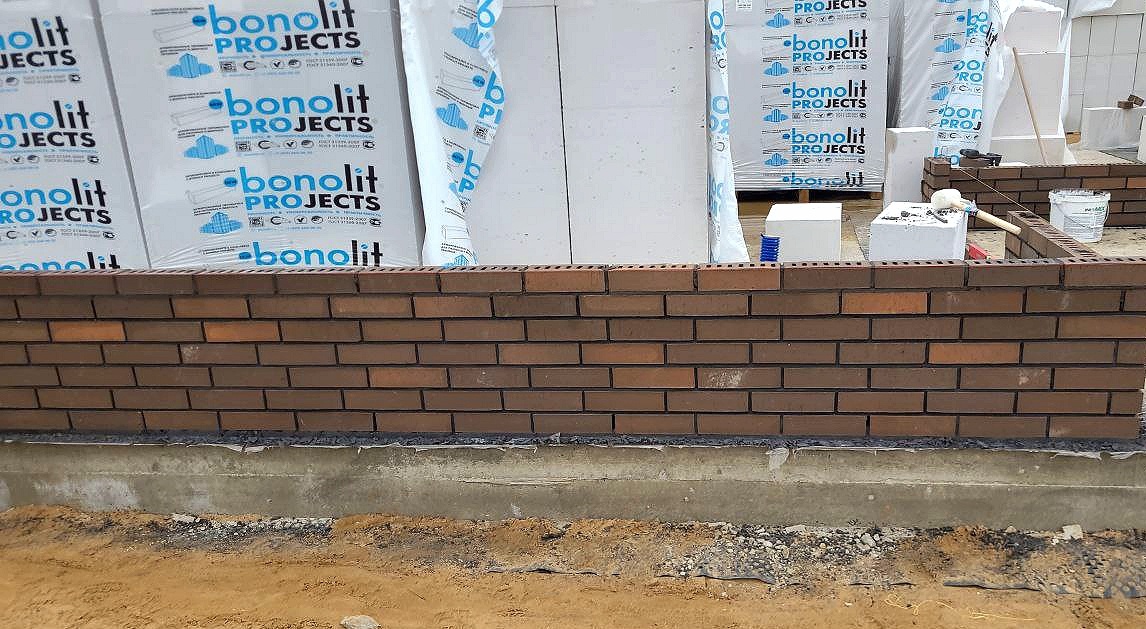 Для отделки фасада используется клинкерный кирпич Керма Премиум Eвро 0,7 NF «коричневый каре»